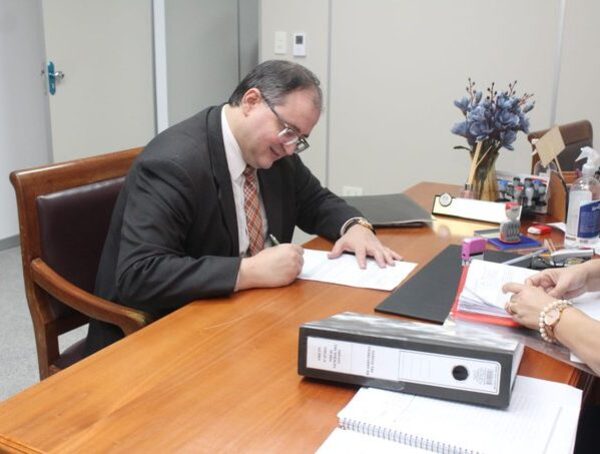 Abogado sostiene que ley que atenúa penas a funcionarios corruptos es un “disparate” · Radio Monumental 1080 AM
