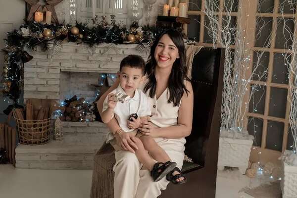 Alexia Notto, esposa de Miguel Almirón, y Francesco, protagonistas de una tierna sesión de fotos navideñas - Gente - ABC Color