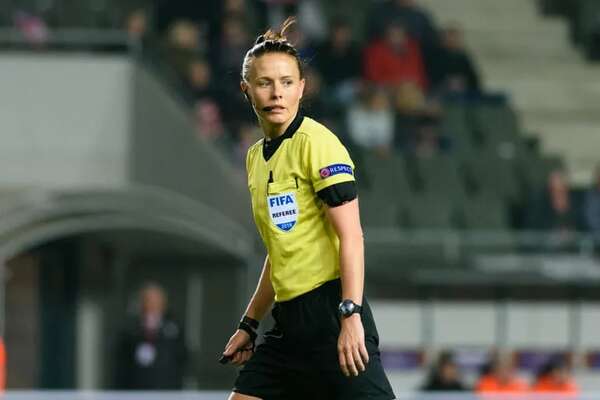 Una mujer arbitrará por primera vez un partido de la Premier League el 23 de diciembre - Fútbol Internacional - ABC Color