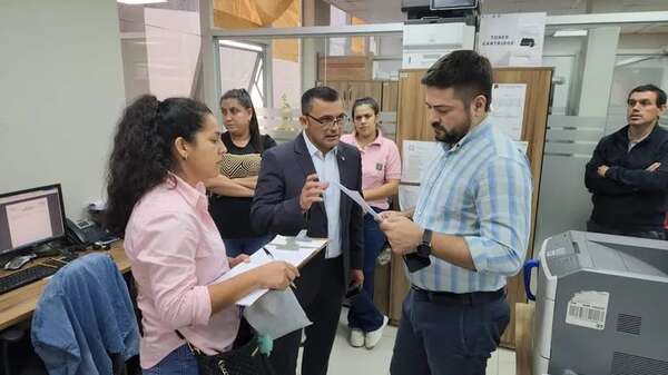 Policía y funcionaria municipal de San Lorenzo, a juicio por supuesta coima - Nacionales - ABC Color