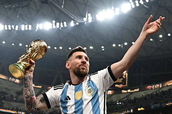Versus / El millonario monto por el cual se subastaron camisetas usadas por Messi en Catar 2022