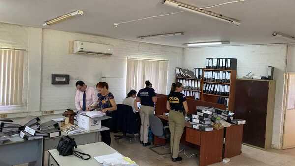 Fiscalía allanó las oficinas de la DINAC en el Ministerio de Defensa