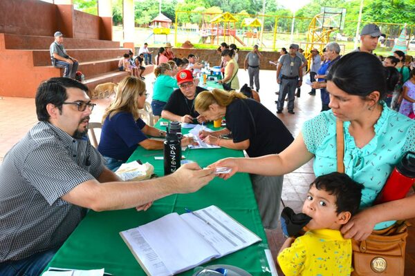 FAMILIAS REASENTADAS POR YACYRETÁ RECIBEN BONOS DE FIN DE AÑO - Itapúa Noticias