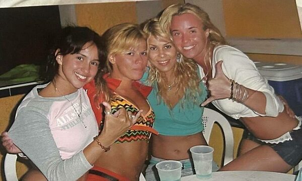 Karina Cardozo y su jueves de TBT con una foto que incluye a la prófuga Julieta Nardi
