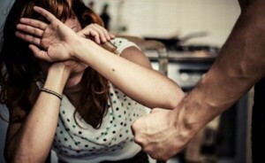 Requieren prisión de un hombre por brutal agresión a su esposa