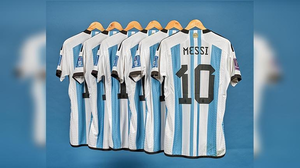 Vendidas por 7,8 millones de dólares seis camisetas llevadas por Messi en Catar 2022