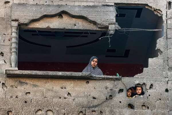 Al menos 63 personas muertas en bombardeos israelíes en Gaza, según fuentes palestinas - Mundo - ABC Color