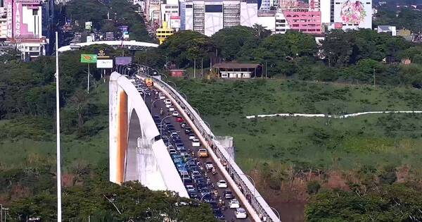 La Nación / Tras varias horas de espera normalizan paso en el puente de la Amistad