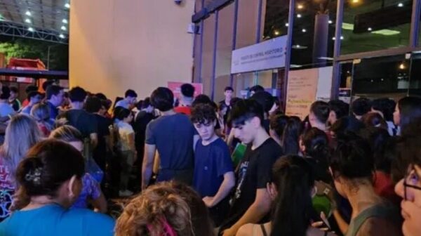 Largas filas por viajes a Camboriú, solo 2 funcionarios en ventanilla