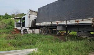 Diario HOY | Accidente en Ruta PY22: camión de gran porte cae en una cuneta