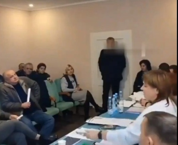 Legislador ucraniano detonó granadas en pleno ayuntamiento | 1000 Noticias