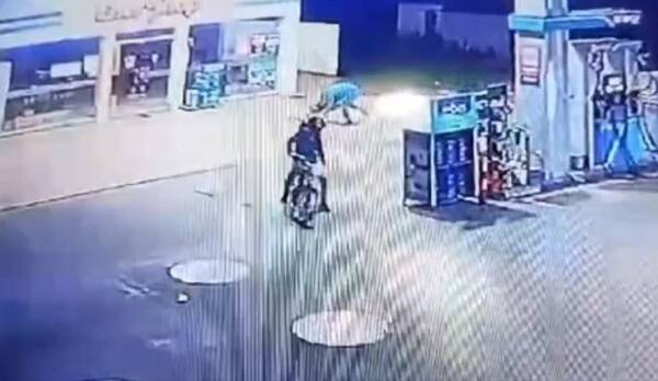 [VIDEO] Valiente playero se enfrenta a motochorro y evita asalto