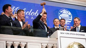Presidente de la Conmebol toca la campana de cierre de Bolsa de Nueva York