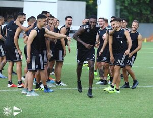 Versus / El exfutbolista de Olimpia que recordó los goles de Adebayor en la práctica