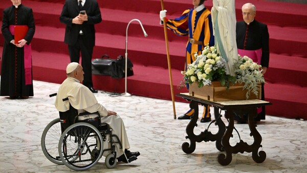 A sus 87 años, el papa sigue "al timón" pese al endurecimiento de críticas