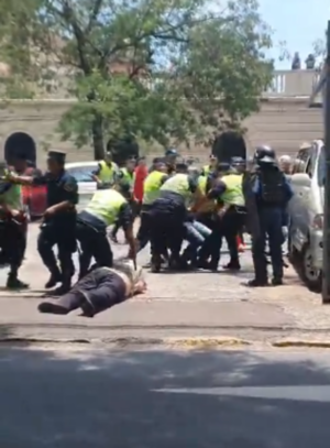 Represión policial tras manifestaciones cerca del Congreso - PDS RADIO Y TV