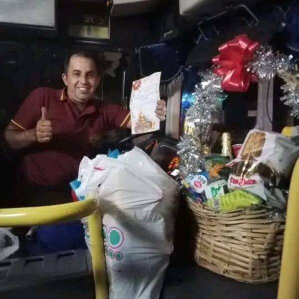 ¡Ma’ena! Pasajeros hicieron la vaquita y regalaron canasta navideña a chofer