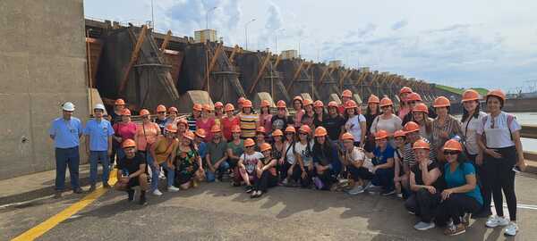 Delegaciones de estudiantes y docentes visitan Yacyretá.