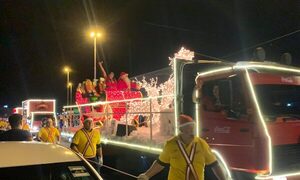 La caravana mágica de Coca-Cola recorrió las principales avenidas de la ciudad | Telefuturo
