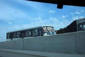 Colectivo “Puerto Falcón” circula en inhabilitado puente a Chaco’i: la explicación que dio el consorcio - Nacionales - ABC Color