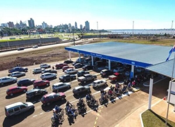 Mermó flujo de vehículos en paso fronterizo con Posadas por inflación en el país vecino, dice cónsul · Radio Monumental 1080 AM