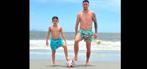 ¡No suelta la pelota ni en sus vacaciones!