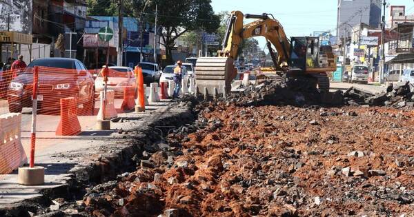 La Nación / Abdo debe pagar deuda que generó al Estado la destrucción del metrobús, afirma Pepe Costa