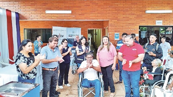Proveen de sillas de ruedas y brindan atención ocular en Misiones
