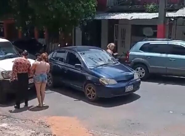 Diario HOY | Fuerte discusión en Ñemby, dos mujeres a los golpes y un bebé cayendo al asfalto