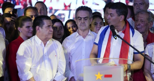Paraguay tendrá que pagar a Mota Engil por el metrobús y Santi asume el costo de la disputa entre Cartes y Abdo