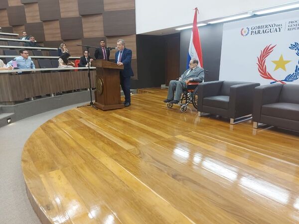 Ministro Jiménez disertó sobre competencia de los órganos jurisdiccionales en controversias entre servidores públicos y el Estado