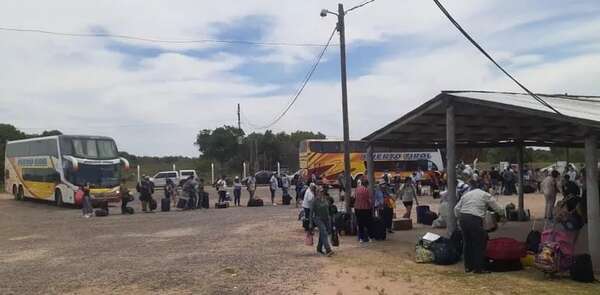 Paraguayos quedaron más de cinco horas varados en Puerto Cano, Argentina - Nacionales - ABC Color
