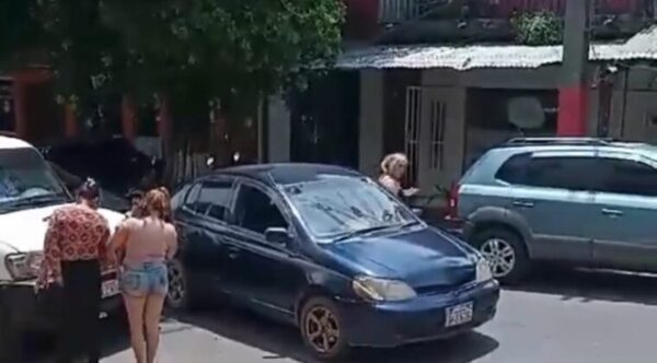 Fuerte discusión en Ñemby, dos mujeres a los golpes y un bebé cayendo al asfalto - Radio Imperio 106.7 FM