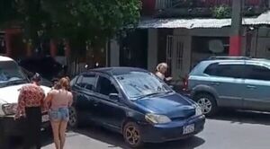 Fuerte discusión en Ñemby, dos mujeres a los golpes y un bebé cayendo al asfalto