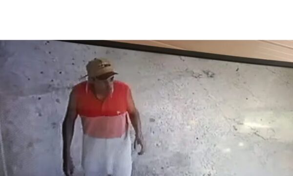 Asaltó a una mujer y luego fue a la despensa pero su víctima lo atendió