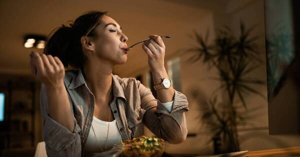 La Nación / ¿Cuáles son los efectos negativos de cenar tarde?