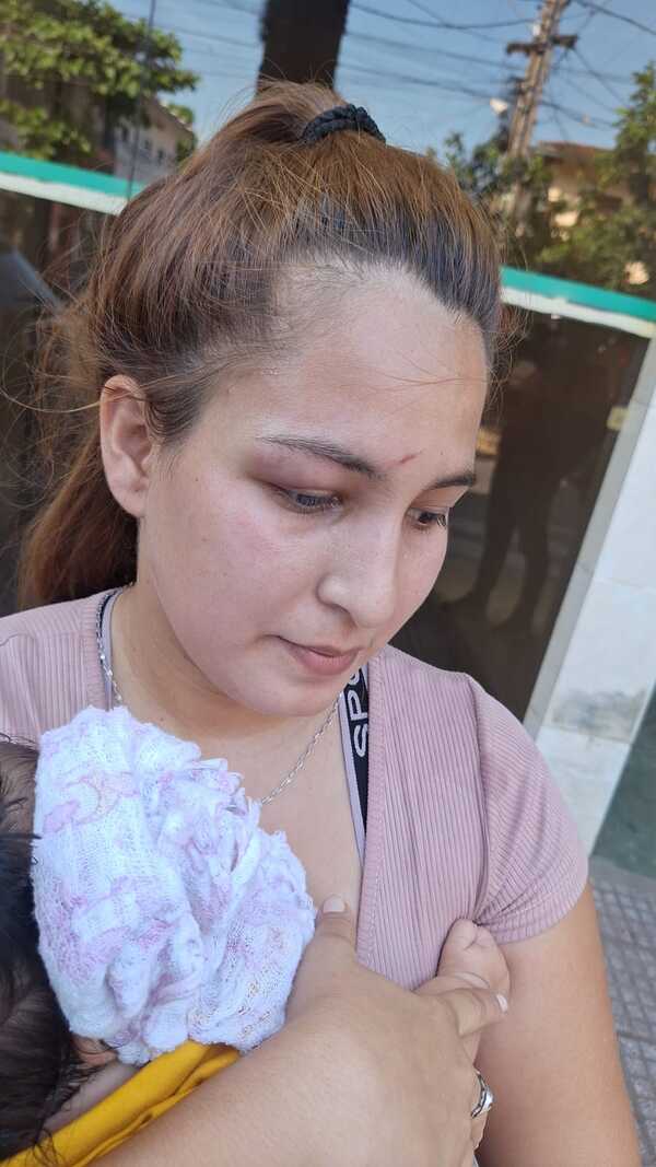 Agreden a una joven madre con su bebé en brazos | 1000 Noticias