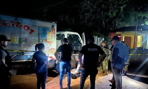 Asaltantes frenan a balazos un camión y matan a joven