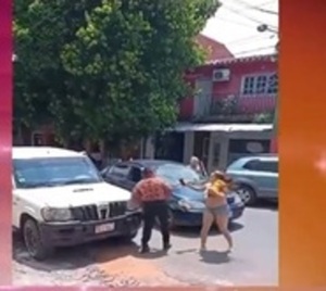 Mujer con bebé en brazos es agredida en la vía pública en Ñemby - Paraguay.com