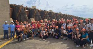 DELEGACIONES DE ESTUDIANTES Y DOCENTES VISITAN YACYRETÁ. - Itapúa Noticias