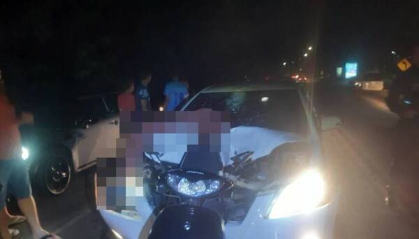 Accidente fatal: chocó y quiso rajar ¡con la moto y la víctima "pegadas" en el parabrisas del vehículo!