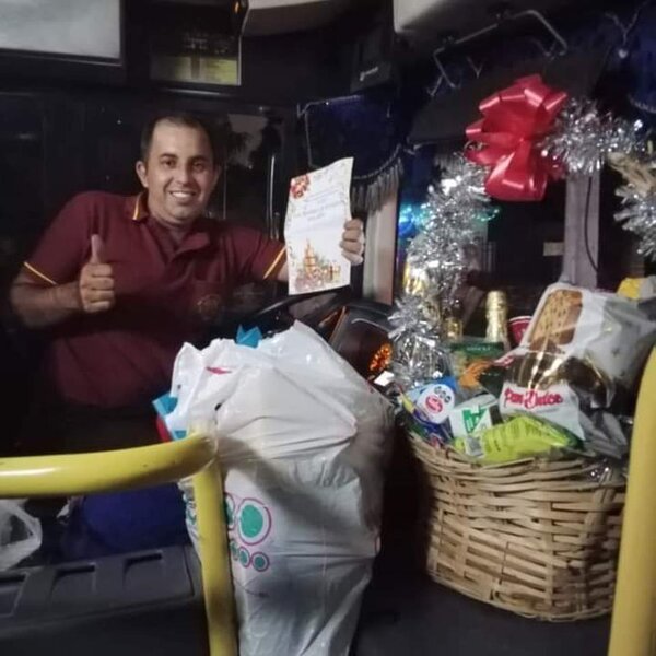 Pasajeros premian a chofer por su buen servicio » San Lorenzo PY