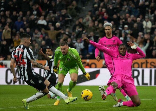 Versus / Miguel Almirón anota en la goleada del Newcastle