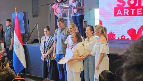 Maestras artesanas reciben medalla de honor del Gobierno Nacional