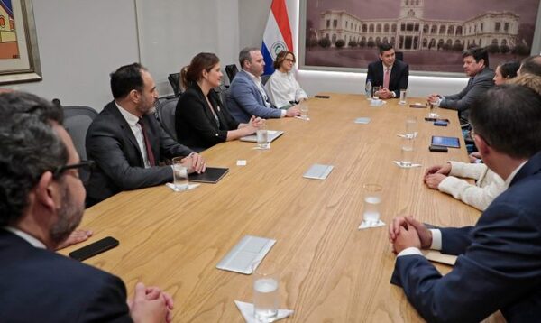 Peña se reunió con directivos de Apple para dialogar sobre iniciativas de inversión sostenible en el Paraguay - El Trueno