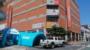 Túnel de agua invita a aplacar intenso calor en el microcentro de Asunción
