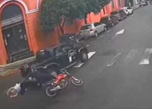 Video: pasajera de moto Bolt se fracturó la pierna tras fuerte choque - Policiales - ABC Color