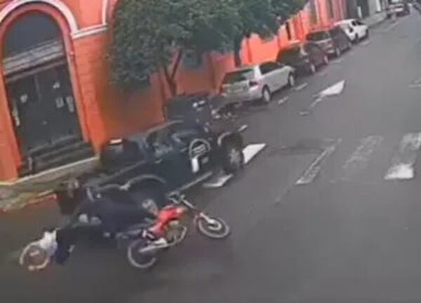 Video: pasajera de moto Bolt se fracturó la pierna tras fuerte choque - Policiales - ABC Color