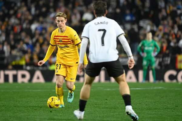 Guillamón castiga al Barcelona y rescata un punto para el Valencia - Fútbol Internacional - ABC Color