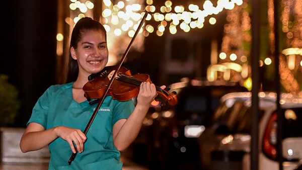 “La calle es como un teatro y el violín es el instrumento de los sueños”